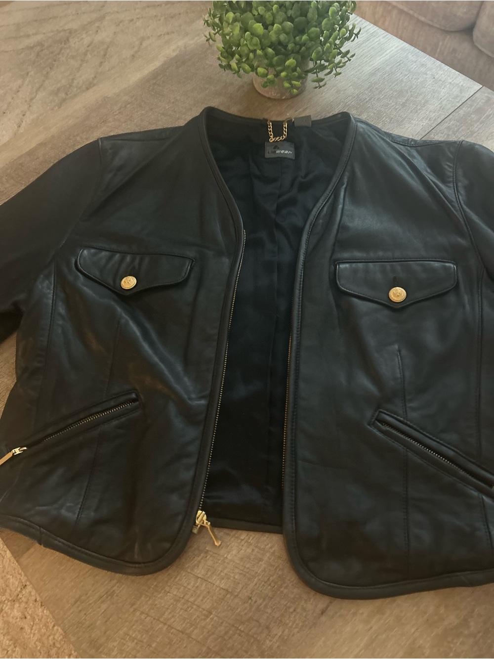 Elegant Black Leather Jacket - Picture 8 of 8